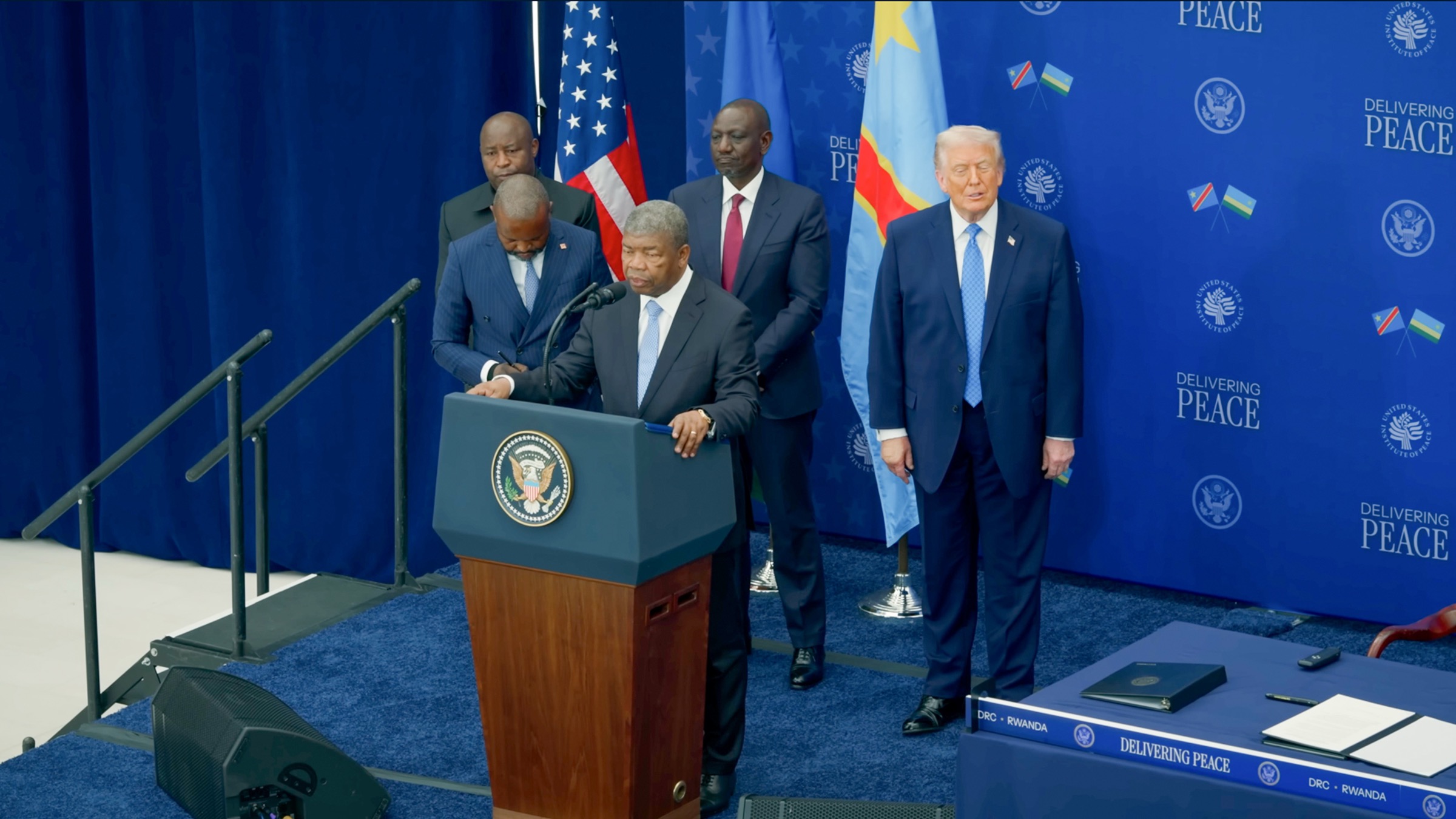 El Presidente João Lourenço en el atril, durante la firma del acuerdo de paz entre la República Democrática del Congo y Ruanda, en Washington, D. C.