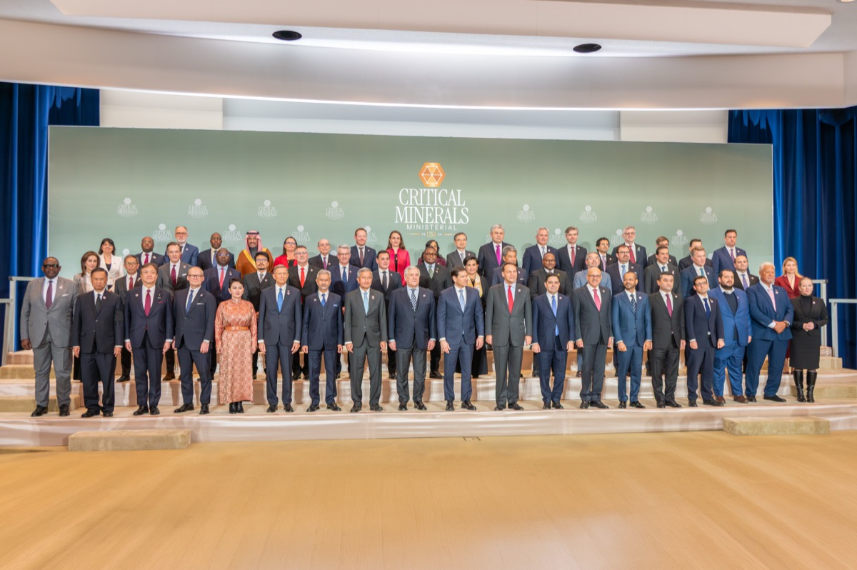 Fotografia de família dos ministros participantes