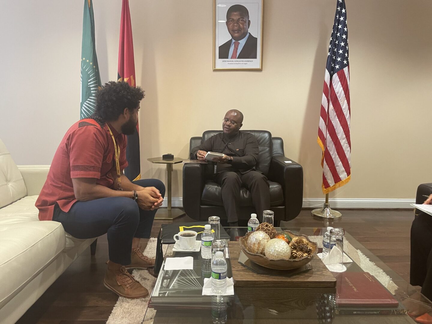 Embaixador de Angola nos EUA recebe director do Nacional